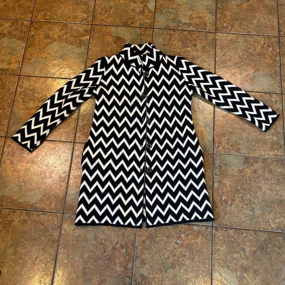 Sweater Coat Women Made in Italy Chevron Black White Sz SML Underarm 37”